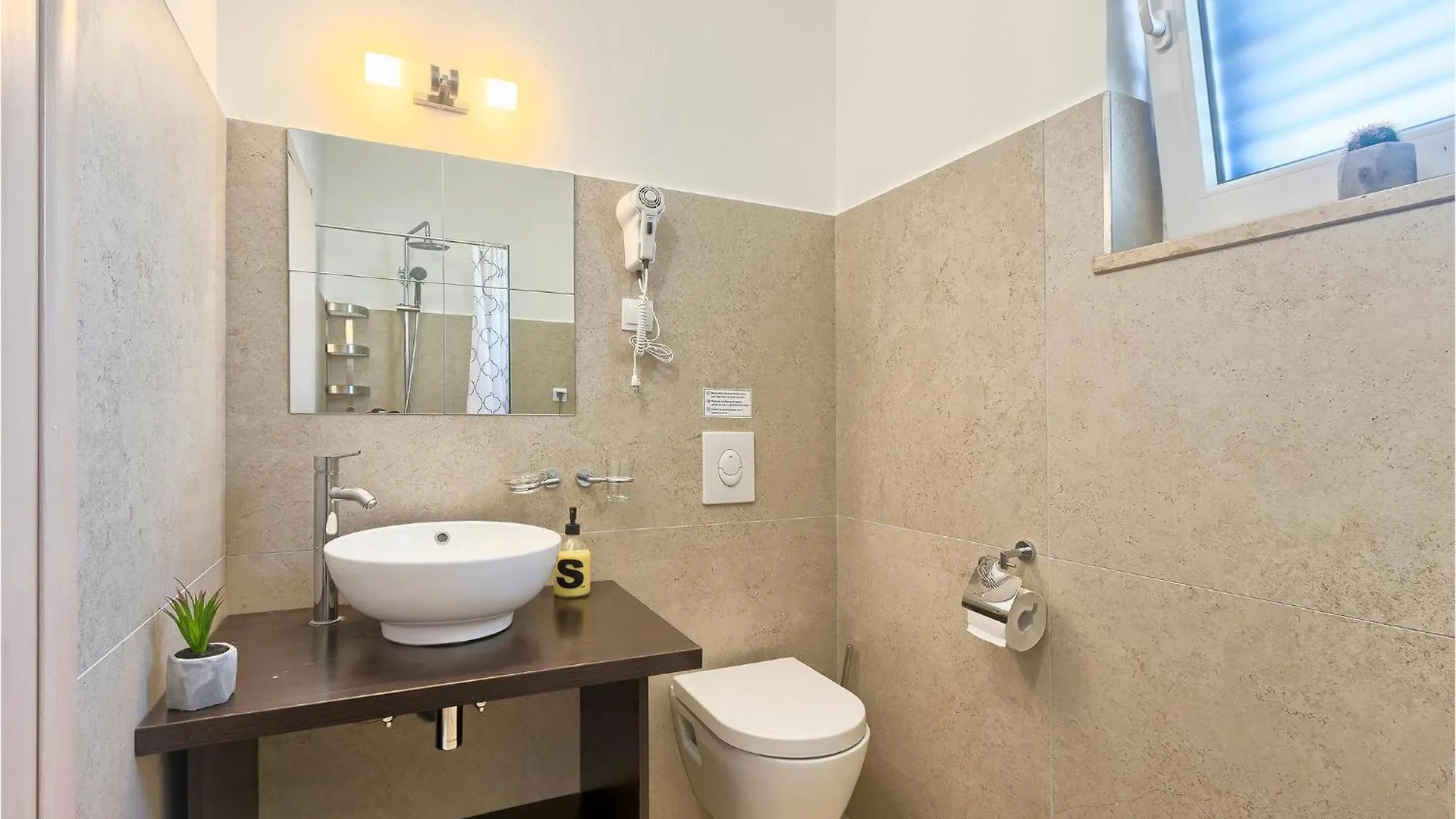 Amazing Home In Naselje Muzini With Wifi Tomisici Holiday home